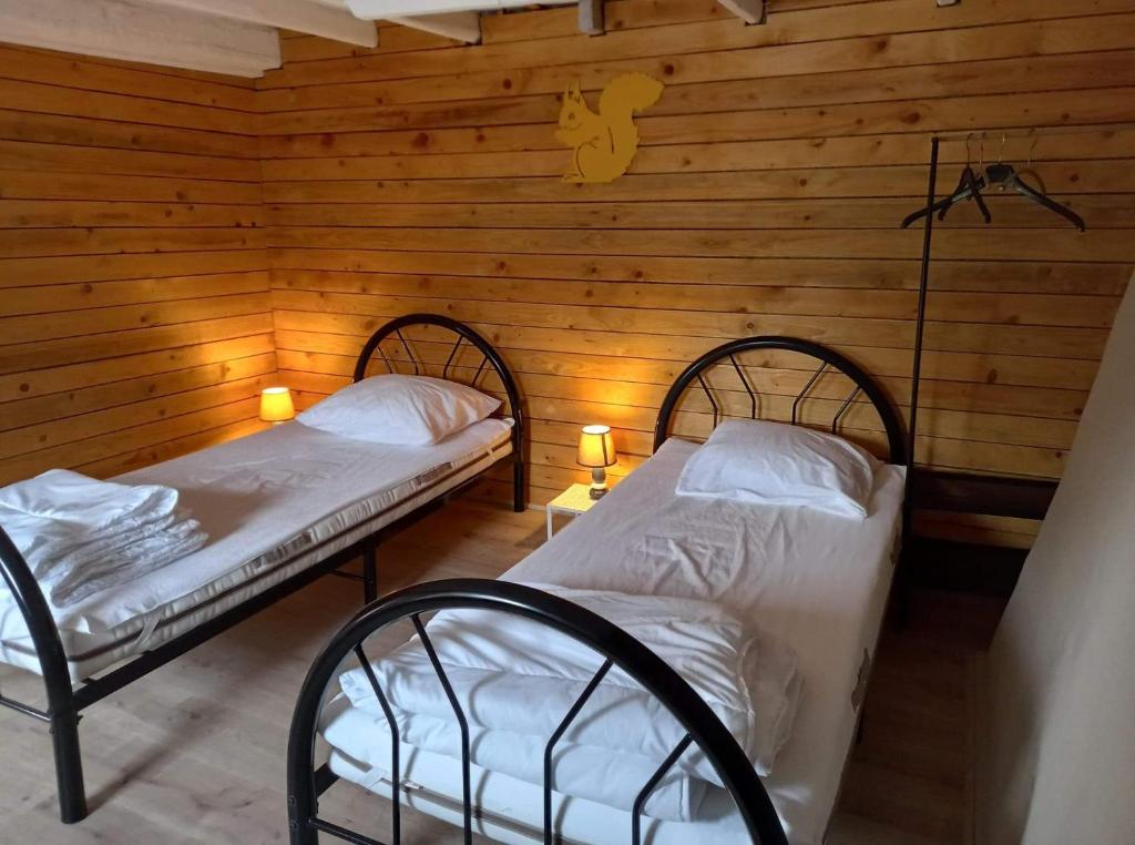 Postel nebo postele na pokoji v ubytování le sanglier