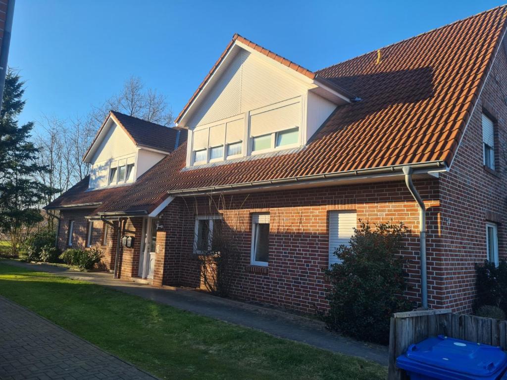 ein Backsteinhaus mit rotem Dach in der Unterkunft Ferienwohnung 24 Oben Rechts 4 Zimmer in Lathen