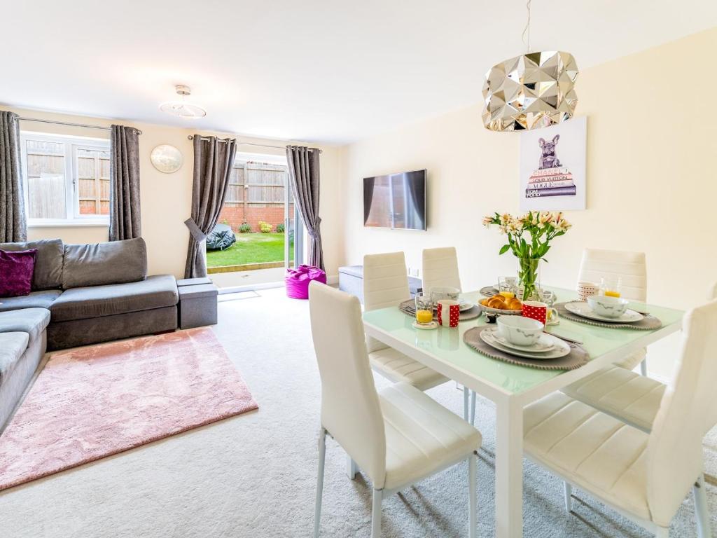 sala de estar con mesa blanca y sillas en Pass the Keys Stylish modern two bedroom home in Shrewsbury en Shrewsbury