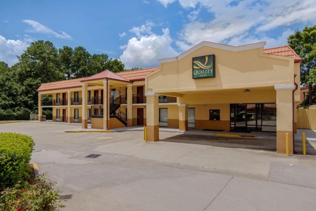 a hotel with a sign on the front of it at Quality Inn Acworth in Acworth