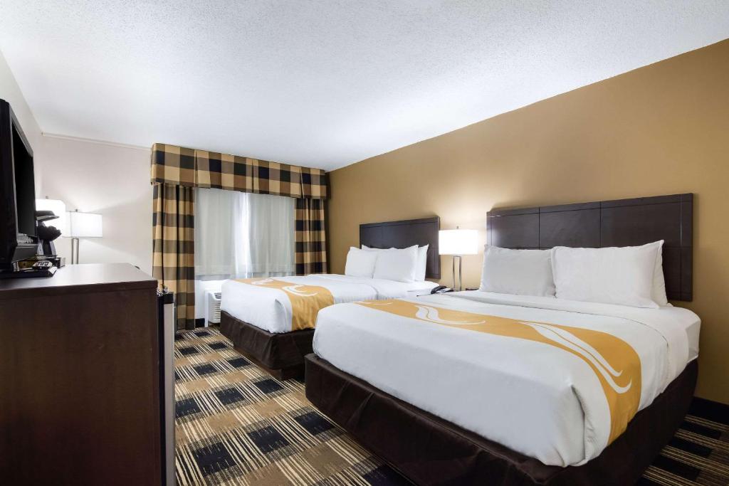 una camera d'albergo con due letti e una televisione di Quality Inn Oneonta Cooperstown Area a Oneonta