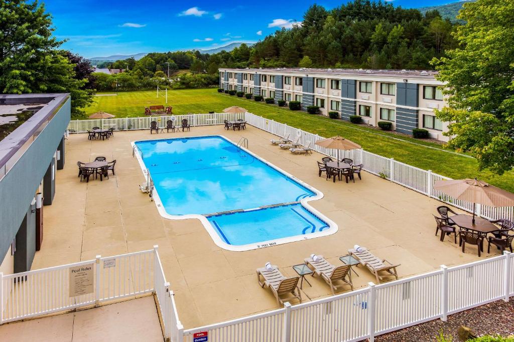 - une vue sur la piscine située dans un bâtiment dans l'établissement Quality Inn Oneonta Cooperstown Area, à Oneonta