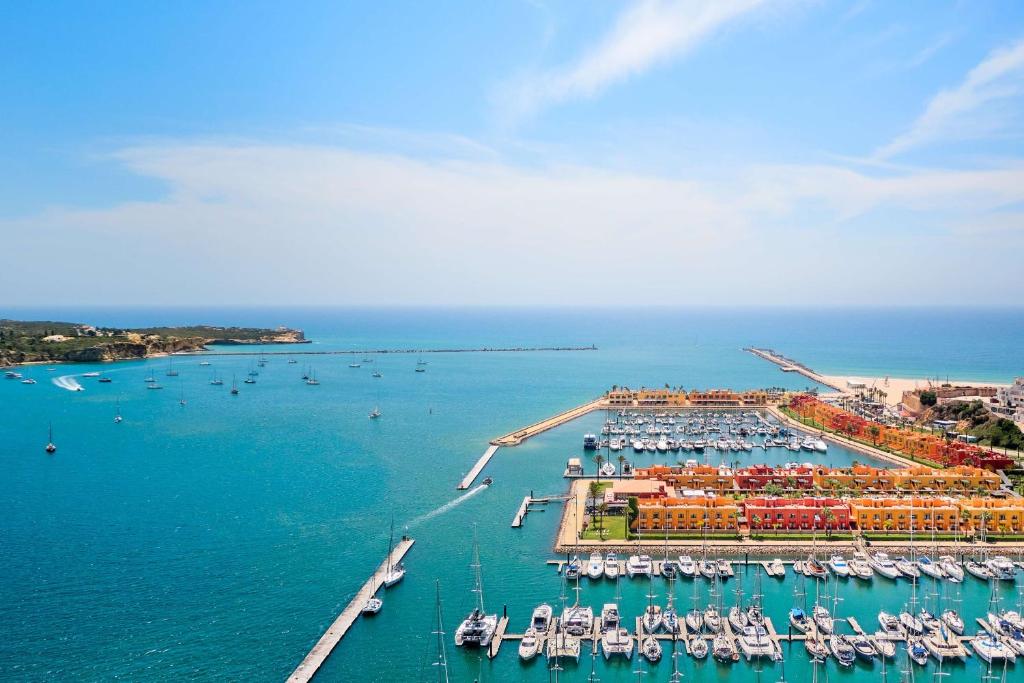 una vista aérea de un puerto deportivo con barcos en el agua en NH Marina Portimao Resort, en Portimão