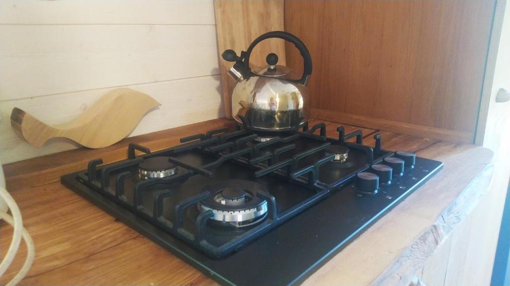 Příslušenství pro přípravu čaje a kávy v ubytování La Tiny House de la Bergerie