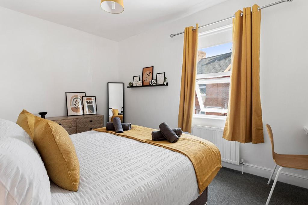 a bedroom with a bed and a window at Church View by Staytor Accommodation in Exeter