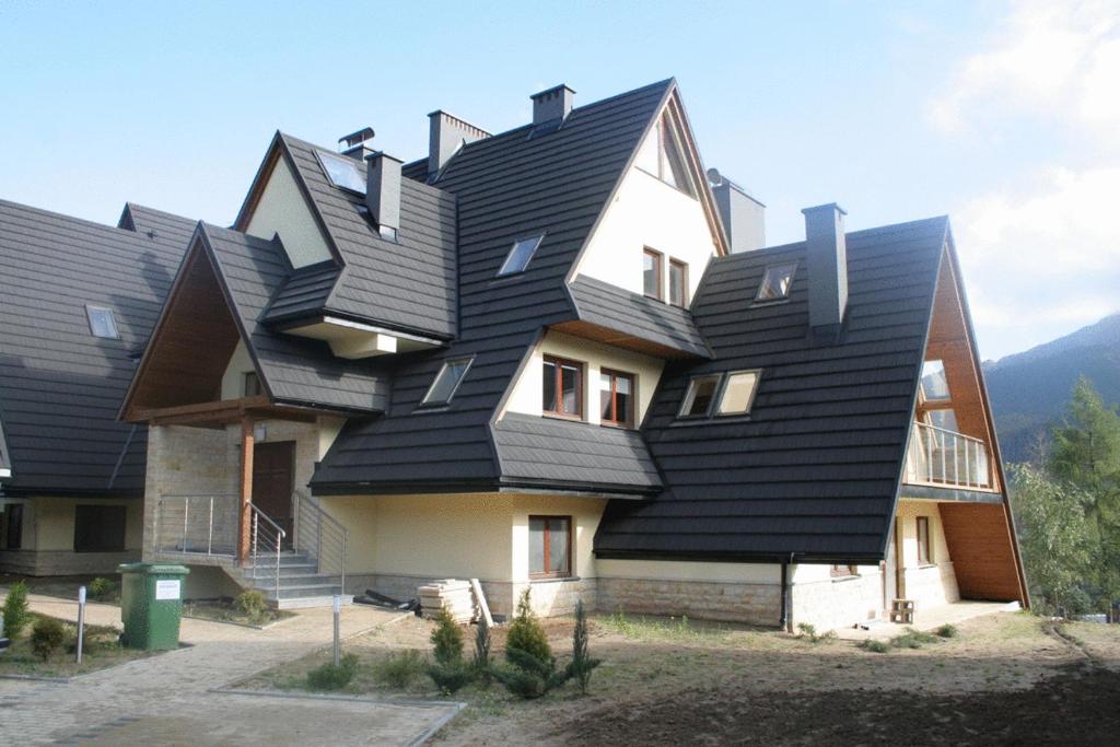 una casa con techo de gambrel encima en Bubas, en Kościelisko