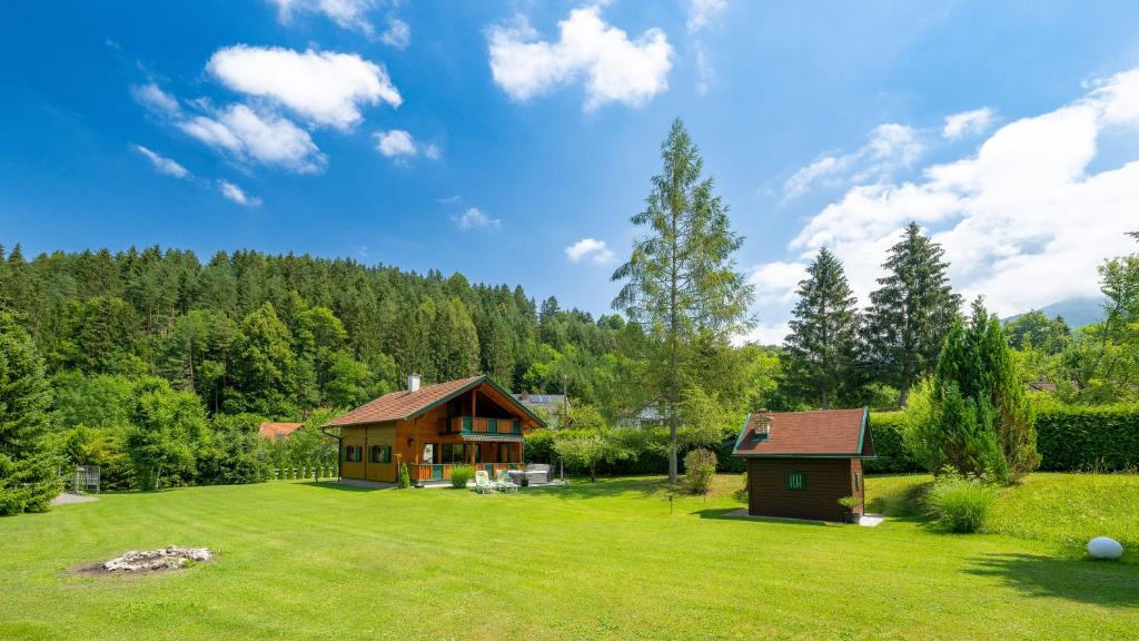 una casa en medio de un patio de hierba en Ferienhaus Rauscher, en Sittersdorf