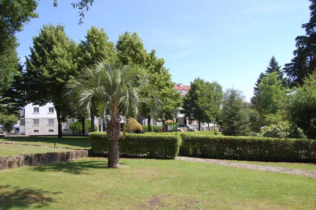 Um jardim no exterior de Hotel Urgeirica