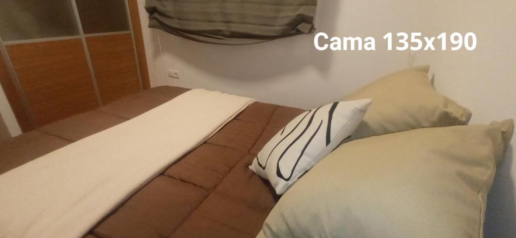 Posteľ alebo postele v izbe v ubytovaní DÚPLEX ÁTICO XANA FOZ con terraza 80 m2 privada y vistas a la ría