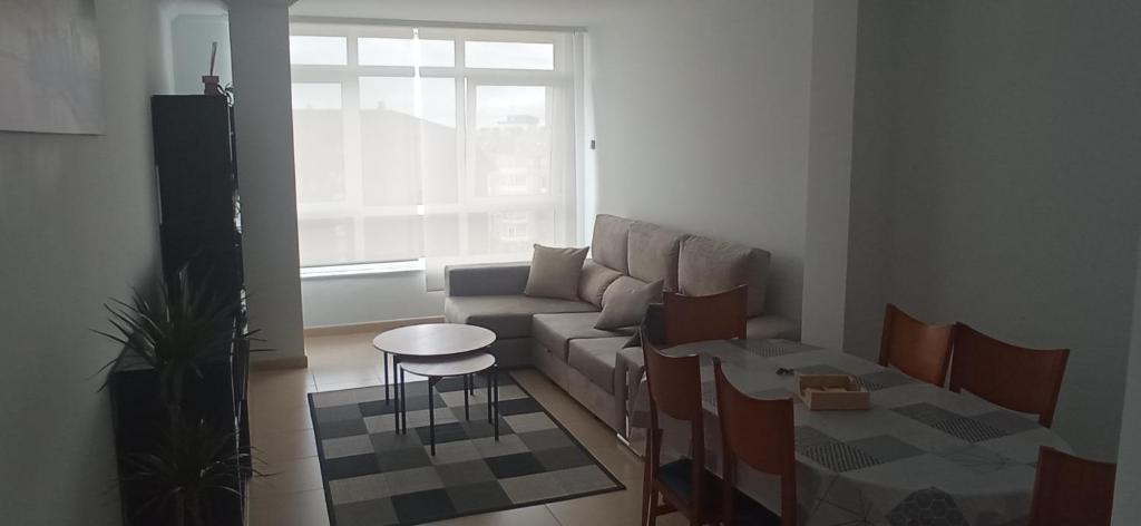Posedenie v ubytovaní DÚPLEX ÁTICO XANA FOZ con terraza 80 m2 privada y vistas a la ría