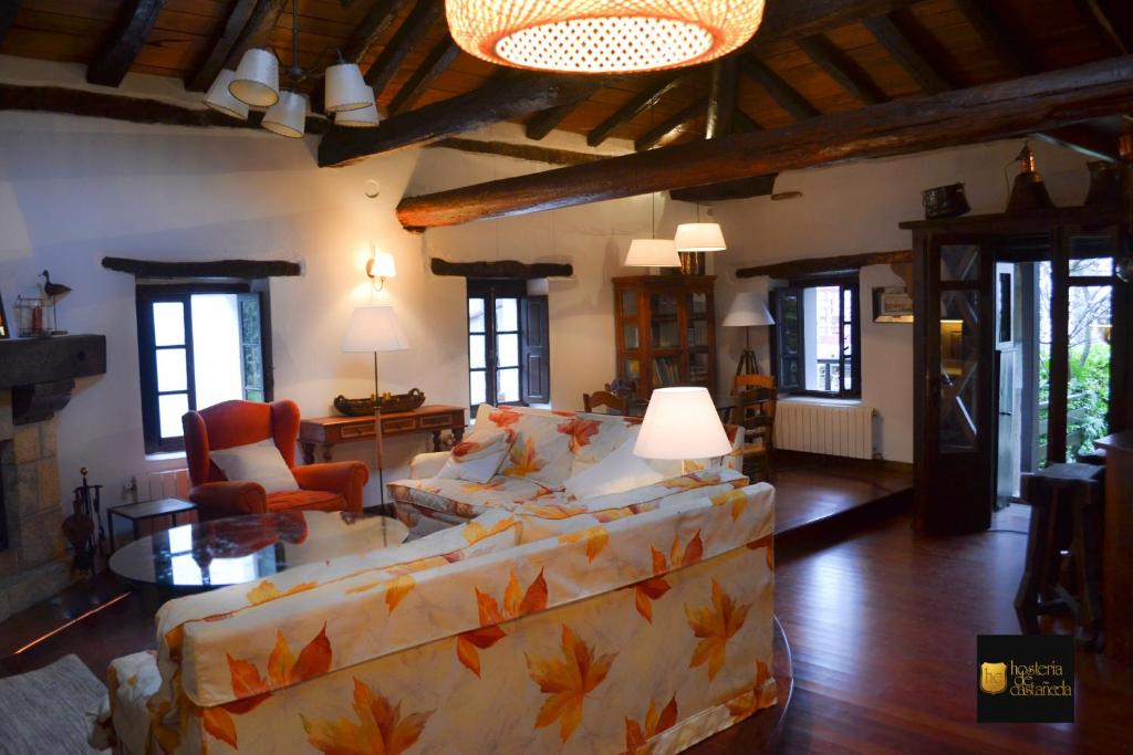 uma sala de estar com um sofá e uma mesa em HdeC Hosteria de Castañeda Alojamiento Turistico em Puente Viesgo