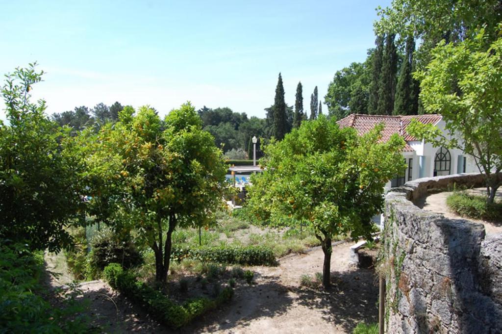 Um jardim no exterior de Hotel Urgeirica