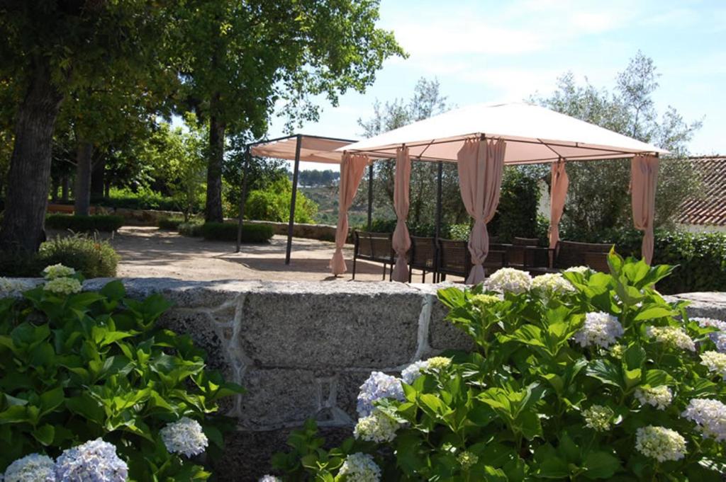 Um jardim no exterior de Hotel Urgeirica