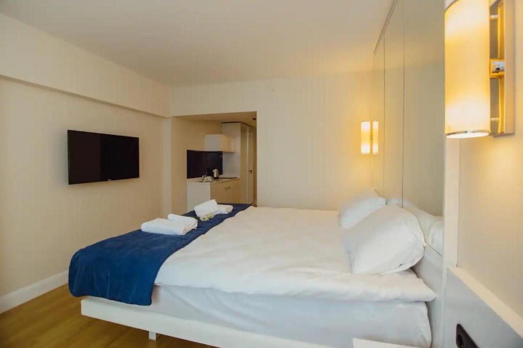 Rúm í herbergi á Superior Apartments Orbi City Sea View
