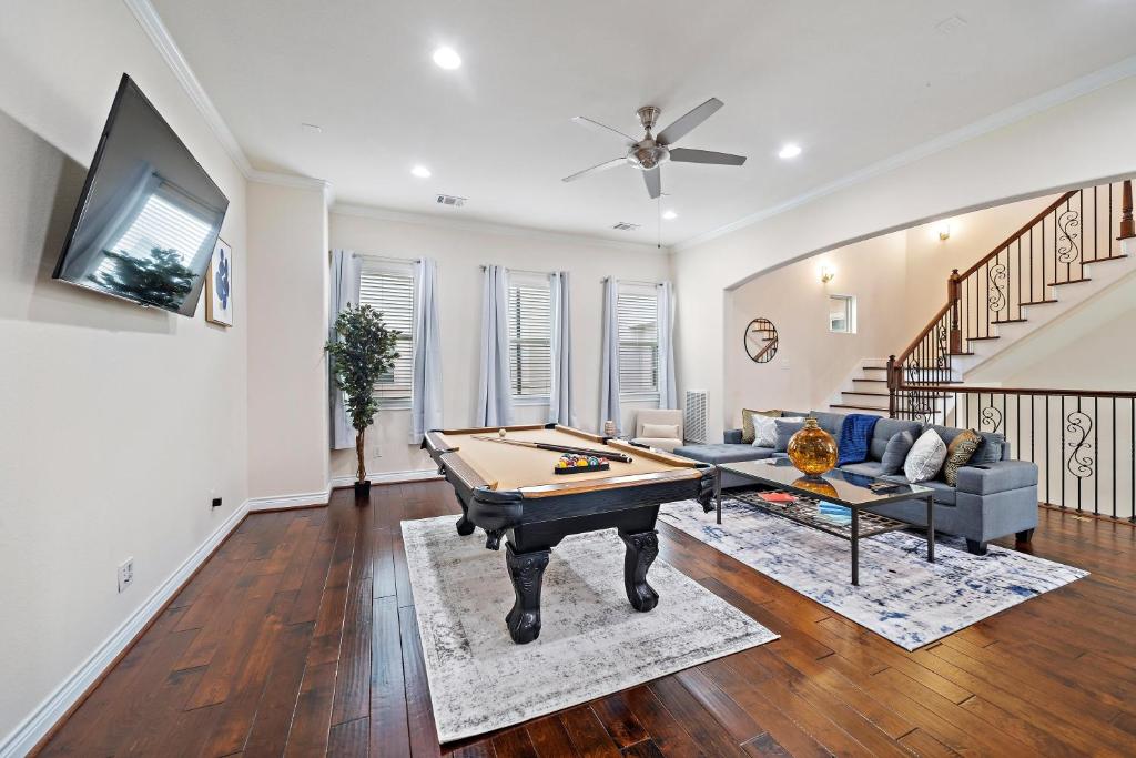 Washington Heaven with Pool Table Backyard Grill Netflix Wine at Washington Ave - Housity