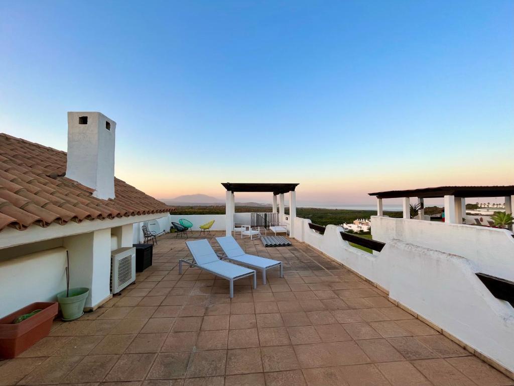 Imagen de la galería de Quiet & Spacious Apt @ Golf Course w/ Roof Terrace, en San Roque