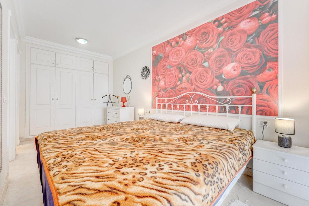 A bed or beds in a room at Beautiful apartment in Terrazas del Duque I