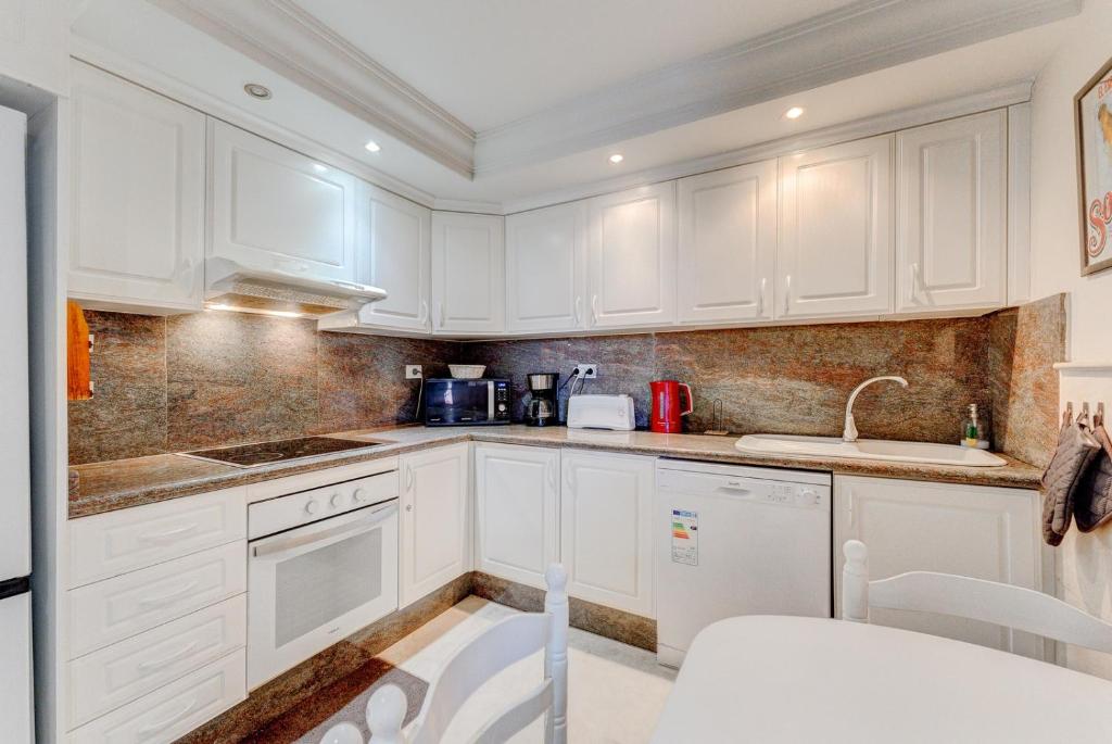 A kitchen or kitchenette at Beautiful apartment in Terrazas del Duque I
