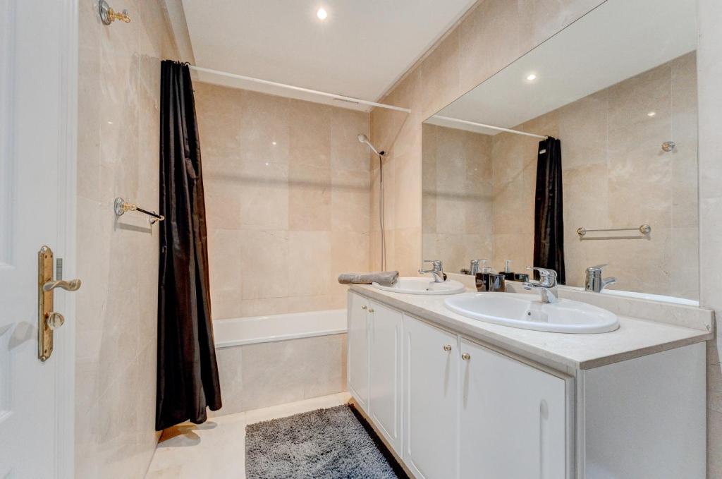 A bathroom at Beautiful apartment in Terrazas del Duque I