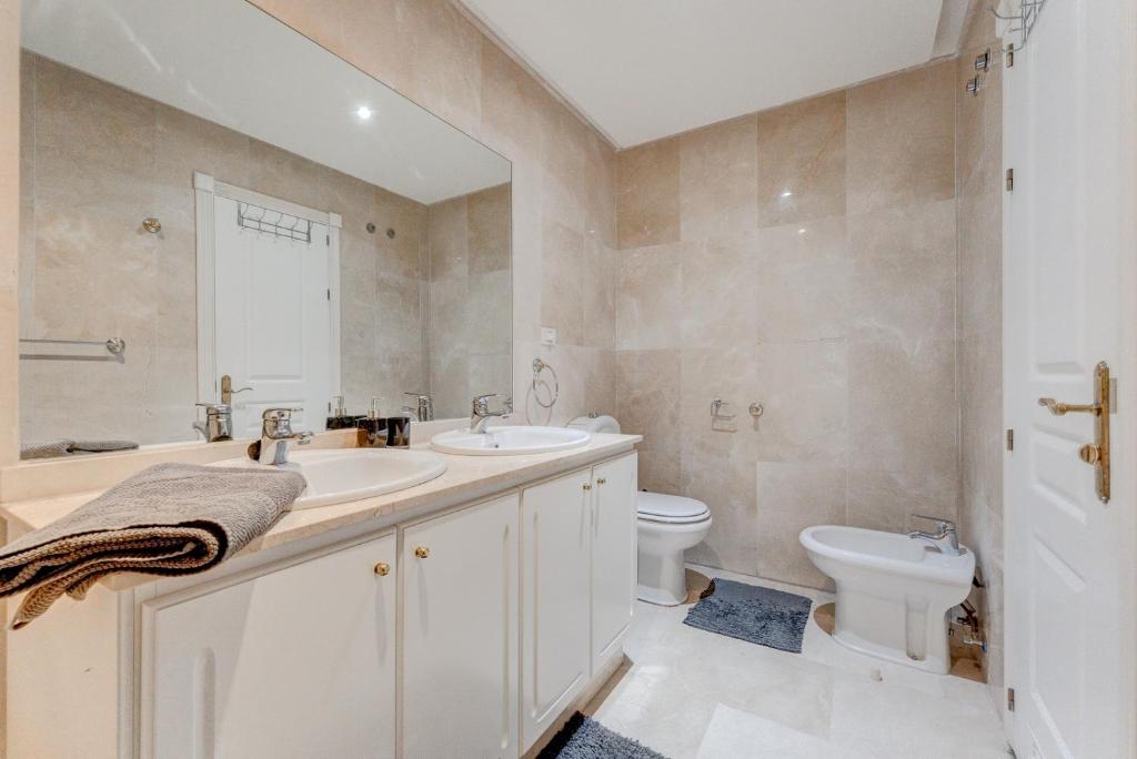 A bathroom at Beautiful apartment in Terrazas del Duque I