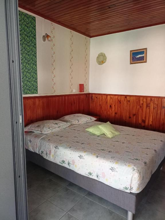 Postel nebo postele na pokoji v ubytování Petite Fleur de Lentilles 2