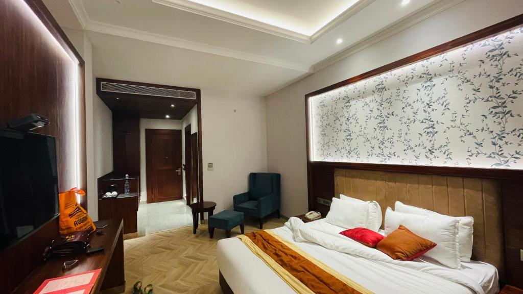 a hotel room with a bed and a painting on the wall at HOTEL ROYAL CHURU in Chūru