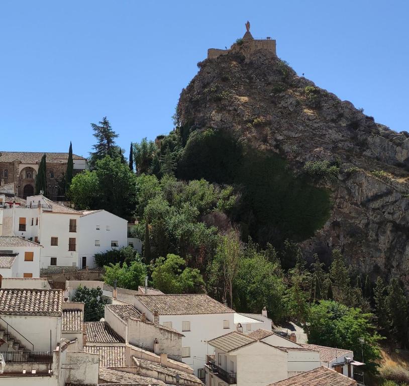 uitzicht op een dorp met een berg bij CASA DEL VIDRIO in Castril