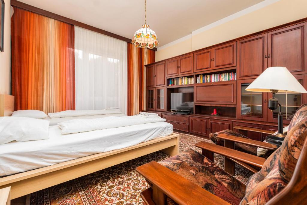 een slaapkamer met een bed en een bank bij Żelazna 101 by Homeprime in Warschau