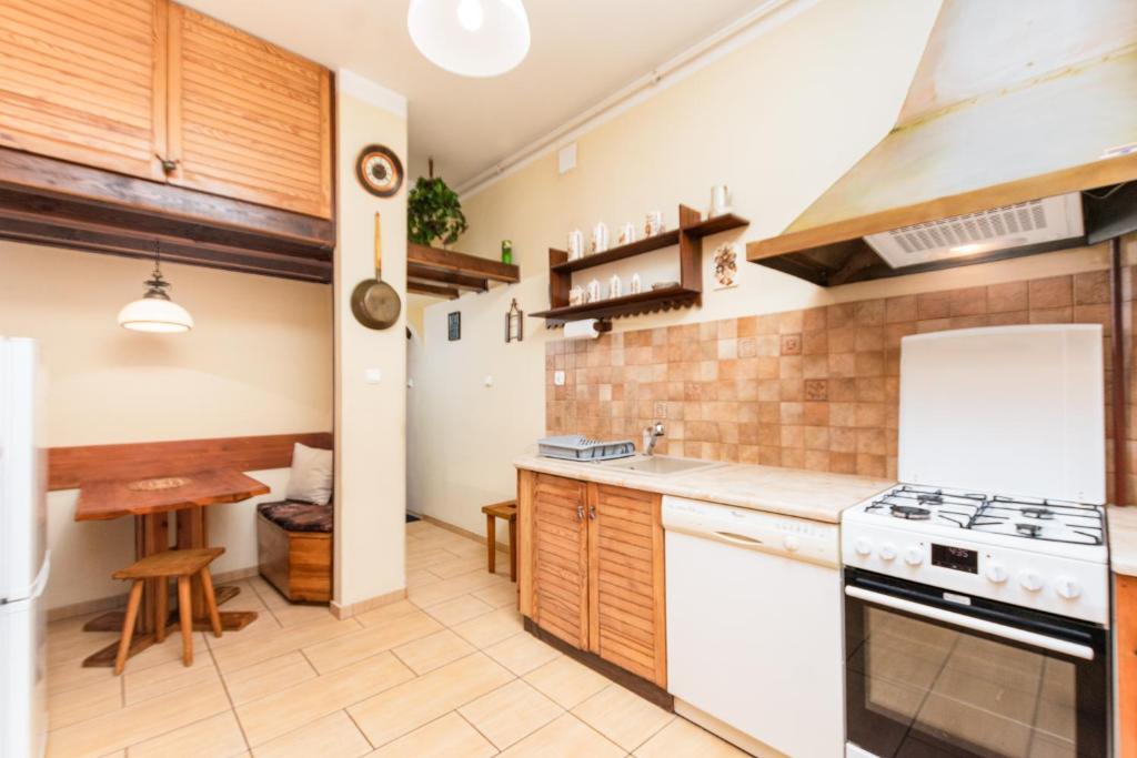 Kuchyňa alebo kuchynka v ubytovaní Apartament Żelazna 101 by Homeprime