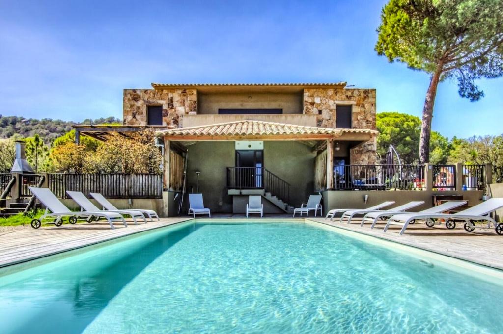 Villa con piscina frente a una casa en Appartement de 3 chambres avec piscine partagee jardin clos et wifi a Porto Vecchio a 1 km de la plageB, en Porto Vecchio