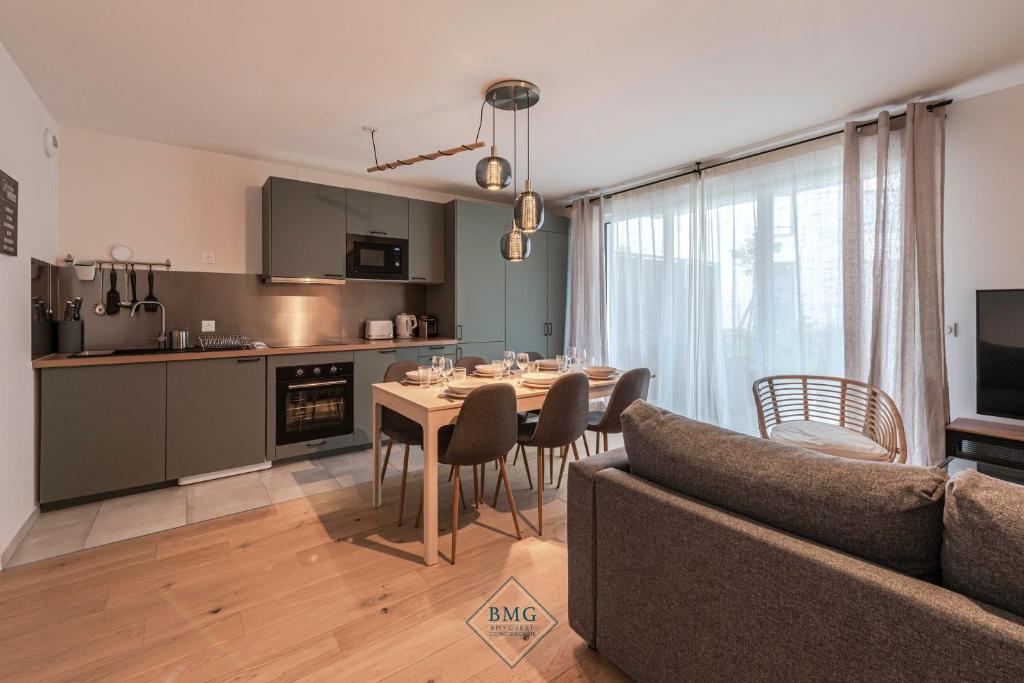 une cuisine et un salon avec une table et un canapé dans l'établissement Ariane place Disneyland BMYGUEST, à Chessy