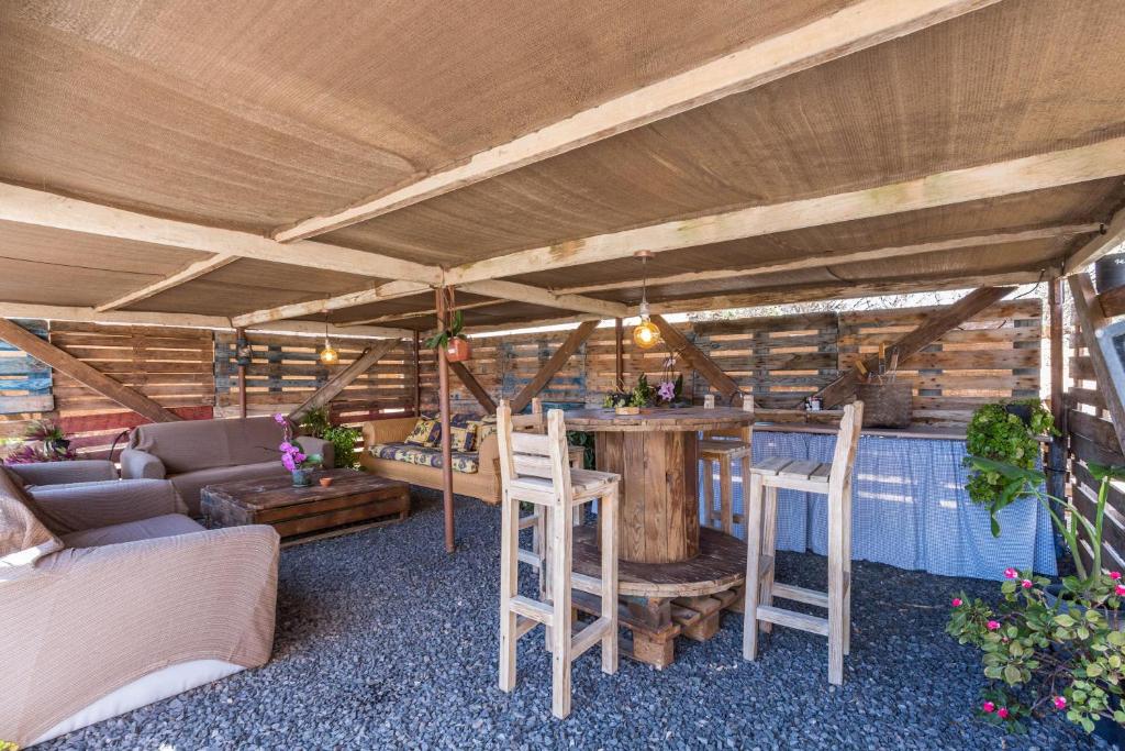 una sala de estar con un bar en una casa en Casa Guerepe, en La Pared