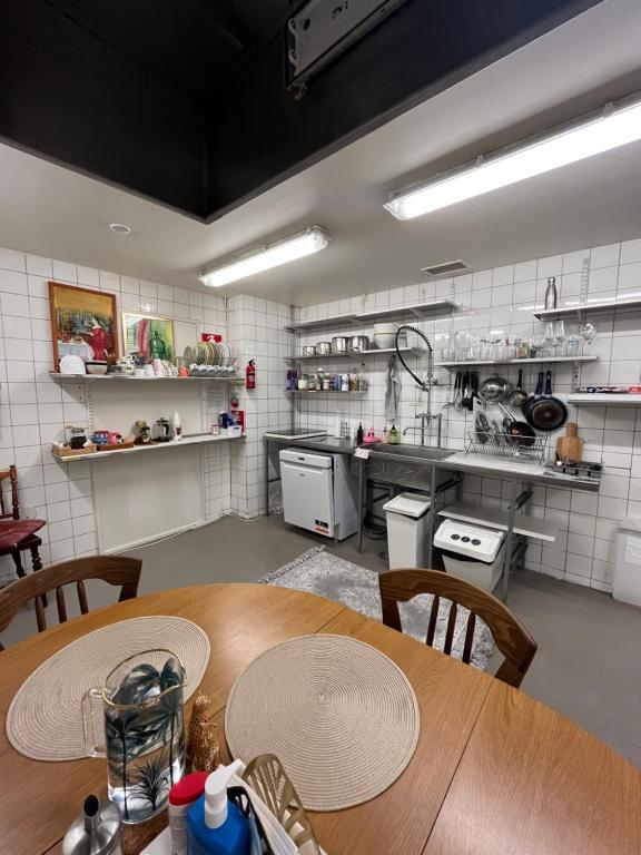 Kuchyň nebo kuchyňský kout v ubytování Wherever Mini Hostel