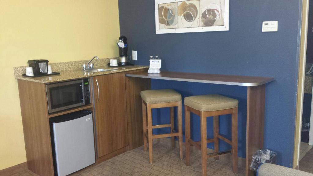 Microtel Inn & Suites by Wyndham Columbus Near Fort Moore - Queen Studio Suite - Non-fumeur