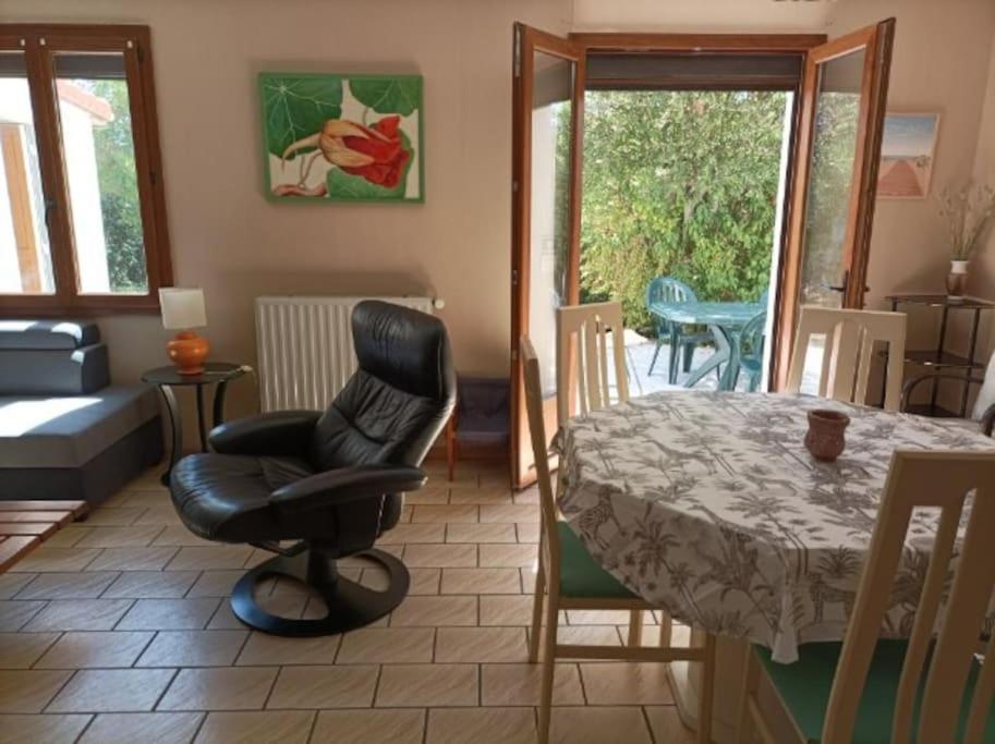 Posedenie v ubytovaní Chez Nath