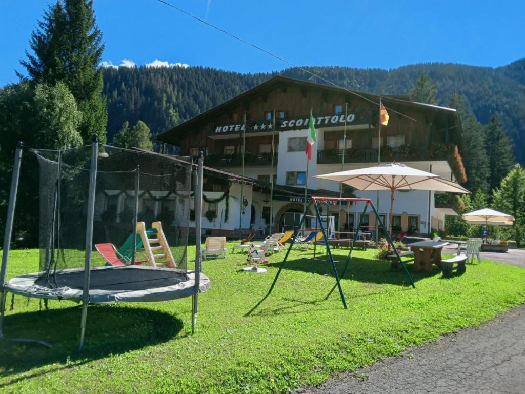 Nespecifikovaný výhled na hory nebo výhled na hory při pohledu z hotelu