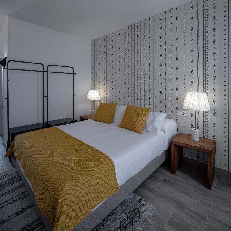 Posteľ alebo postele v izbe v ubytovaní Apartamentos Rosa Velázquez