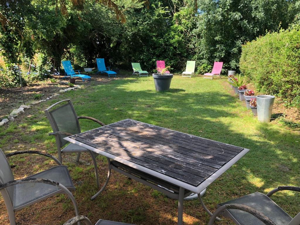 una mesa de picnic y sillas en un patio en Les Geais, 