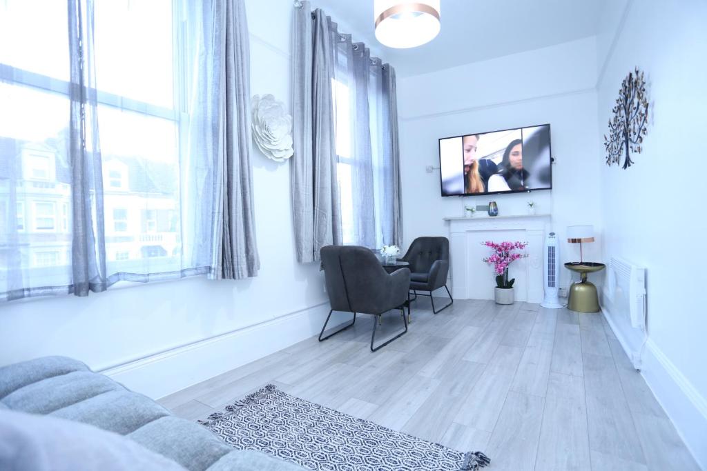 倫敦的住宿－London Town Apartment- Lewisham，带沙发和壁炉的客厅