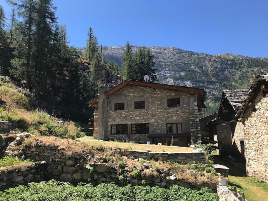 ein Steinhaus inmitten eines Berges in der Unterkunft Chalet 1728 - La Reculaz - 2 minutes from Val D'isere in Tignes