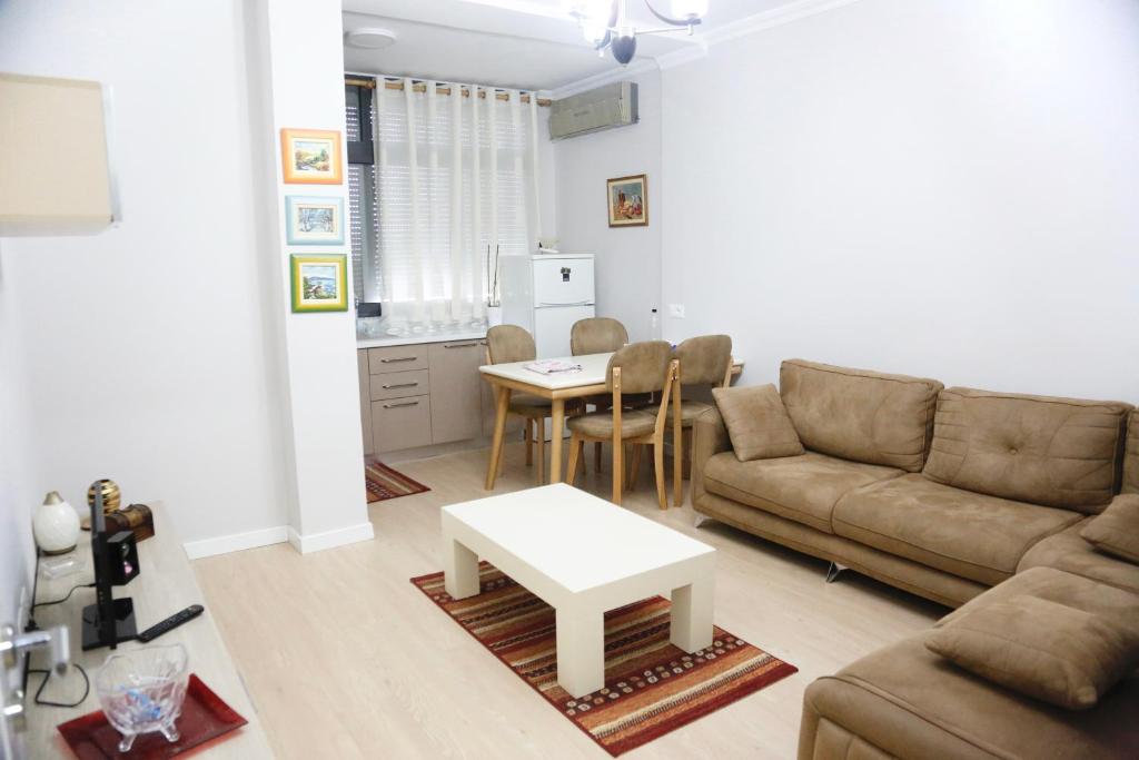 uma sala de estar com um sofá e uma mesa em Arkle Apartment 5 em Tirana