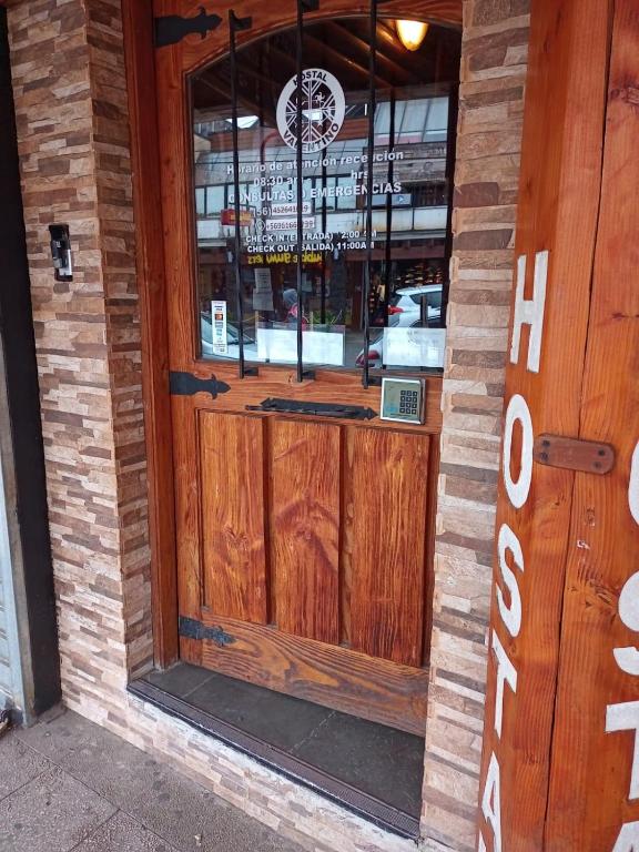 une grande porte en bois d'un restaurant dans l'établissement Hostal Valentino Villarrica, à Villarrica