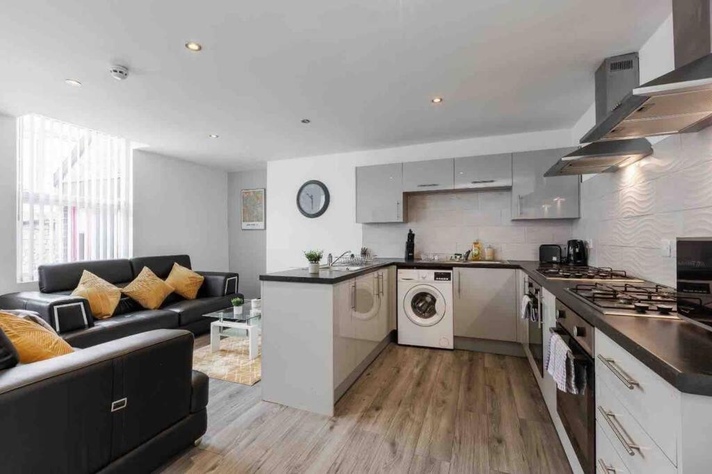 cocina y sala de estar con sofá y fogones en Modern Family Home With Parking-Pem en Liverpool