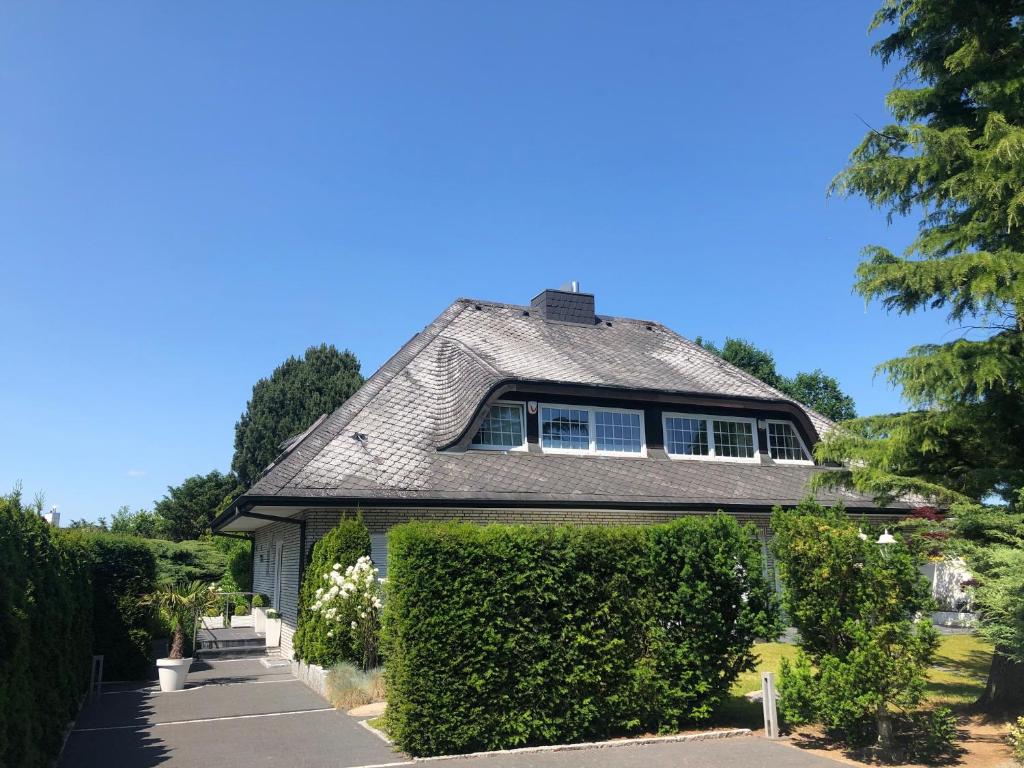 una casa con techo de tejas en Großzügiges Ferienhaus an der Ostsee en Scharbeutz