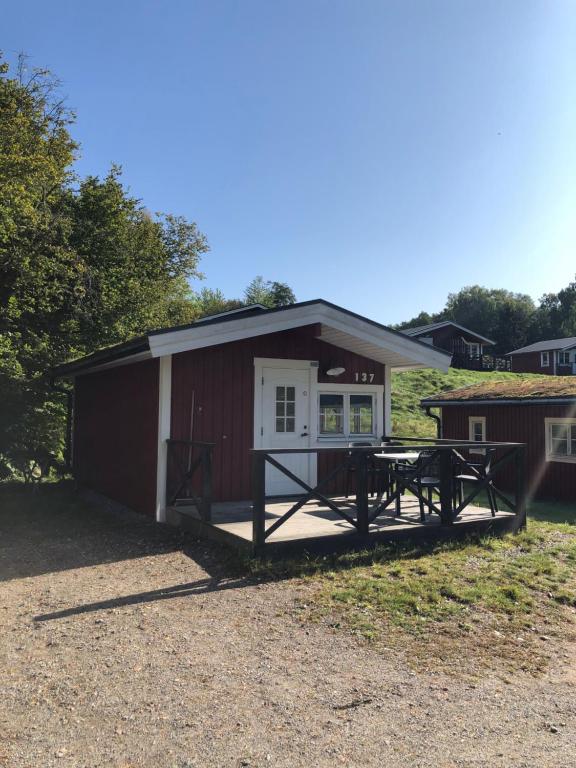 einen roten Schuppen mit einem Picknicktisch davor in der Unterkunft Stockholm Swecamp Flottsbro in Huddinge