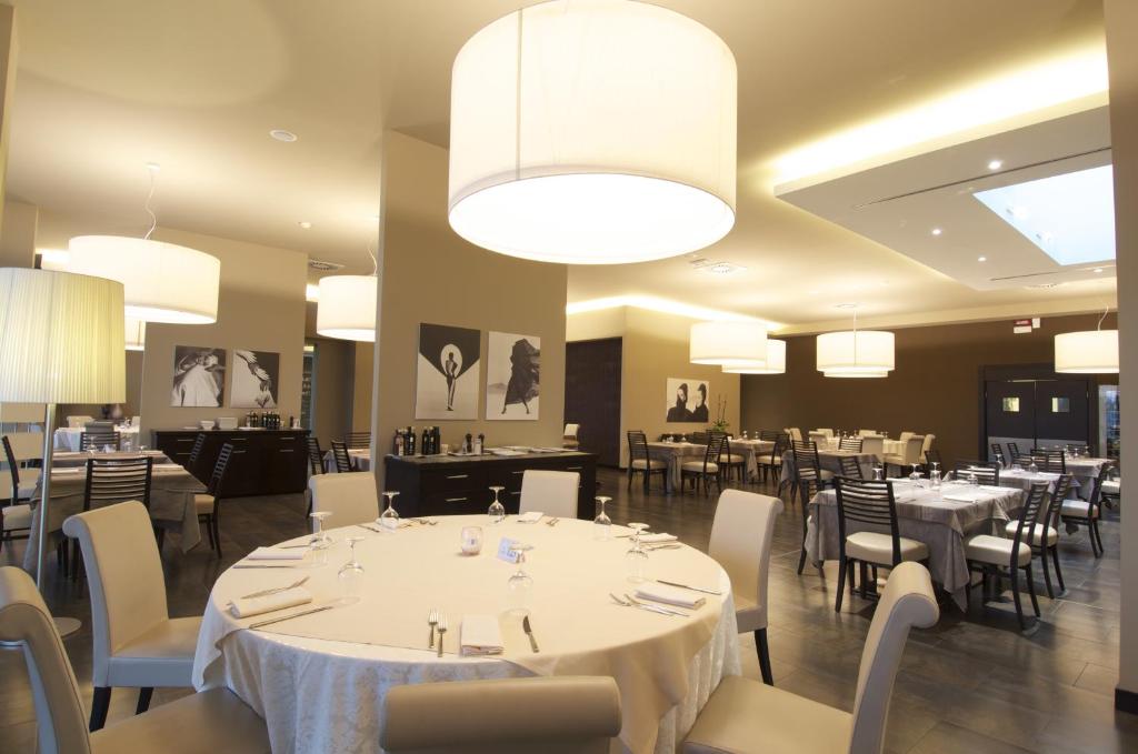Restauracja lub miejsce do jedzenia w obiekcie Hotel & Residence Villa Bartolomea