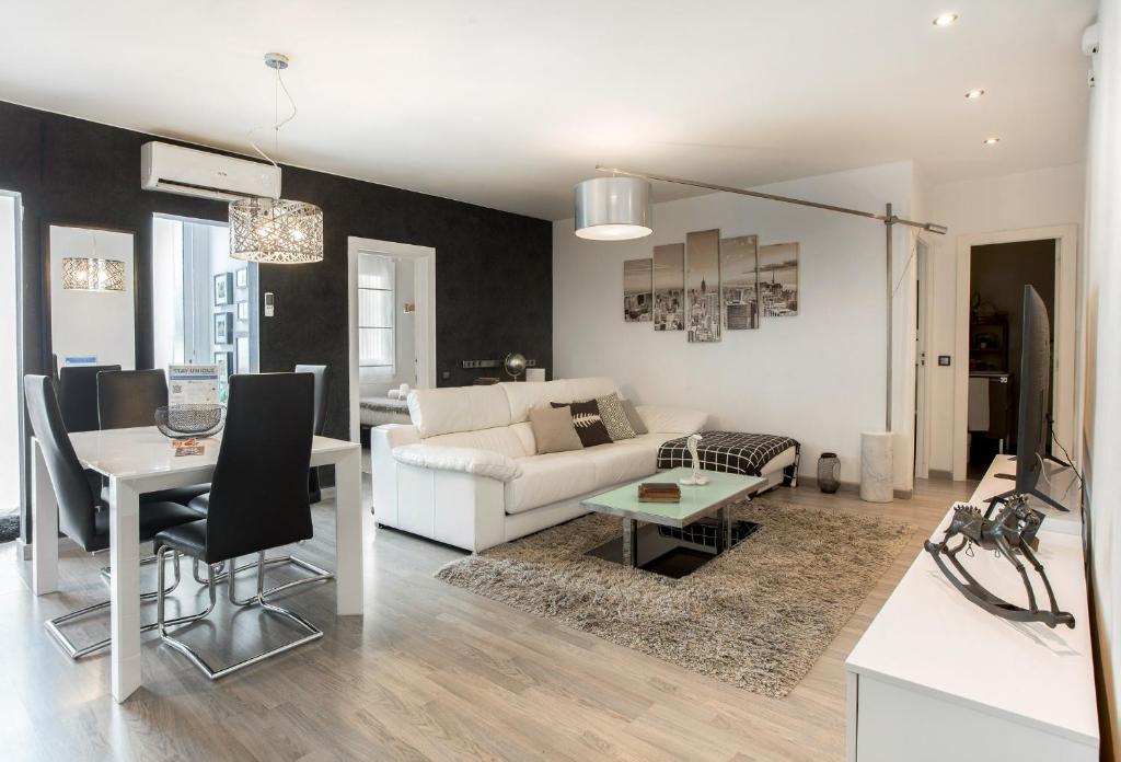 uma sala de estar com um sofá branco e uma mesa em Stay Unique Apartments Aprestadora em L'Hospitalet de Llobregat