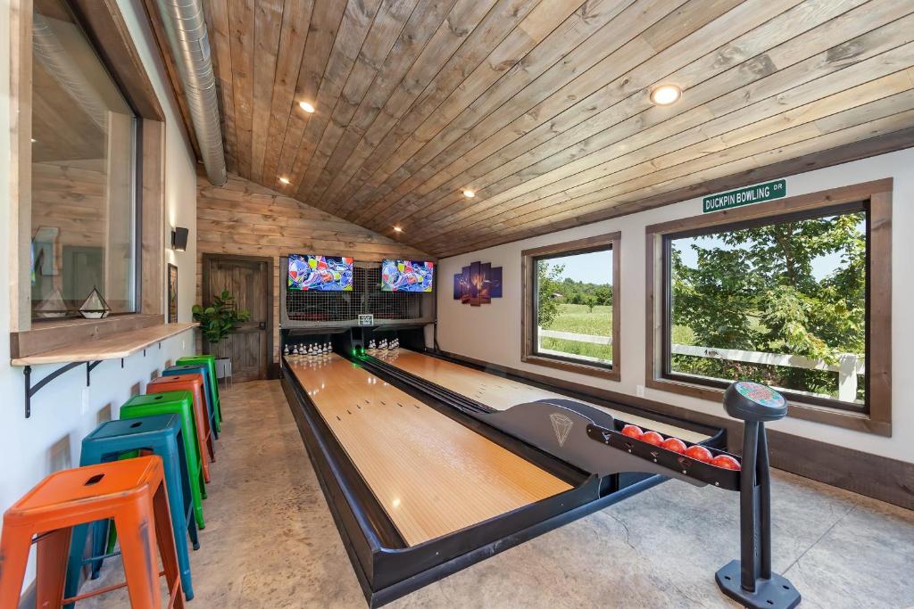 Bowling Waterfront Luxury MtnViews Pool Sleeps12 - Holiday Home