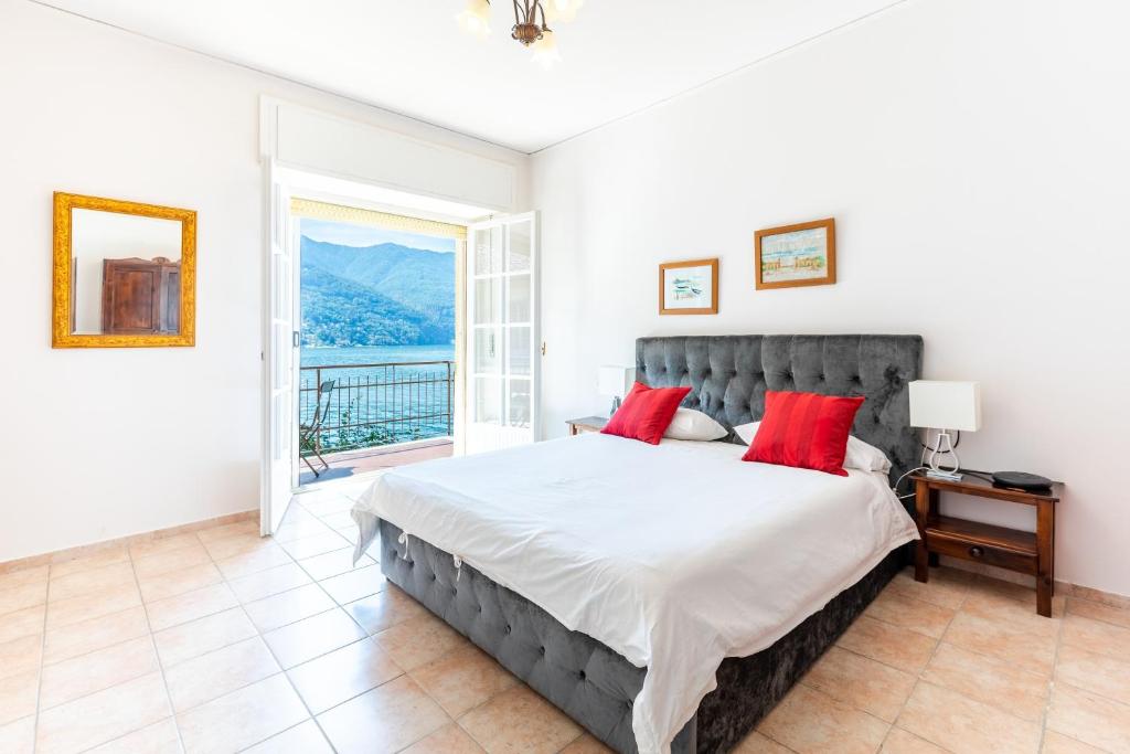 1 dormitorio con cama grande y ventana grande en B&B La Luna Como, en Pognana Lario