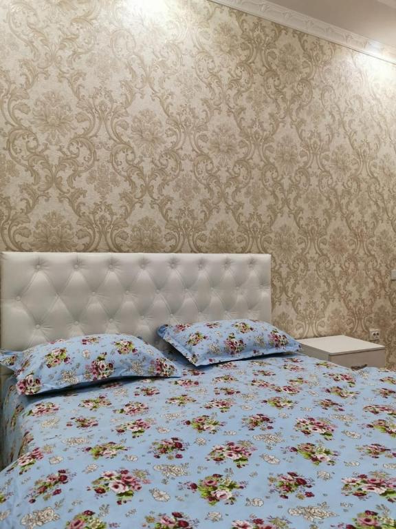 um quarto com uma cama com duas almofadas em Aisha em Bishkek